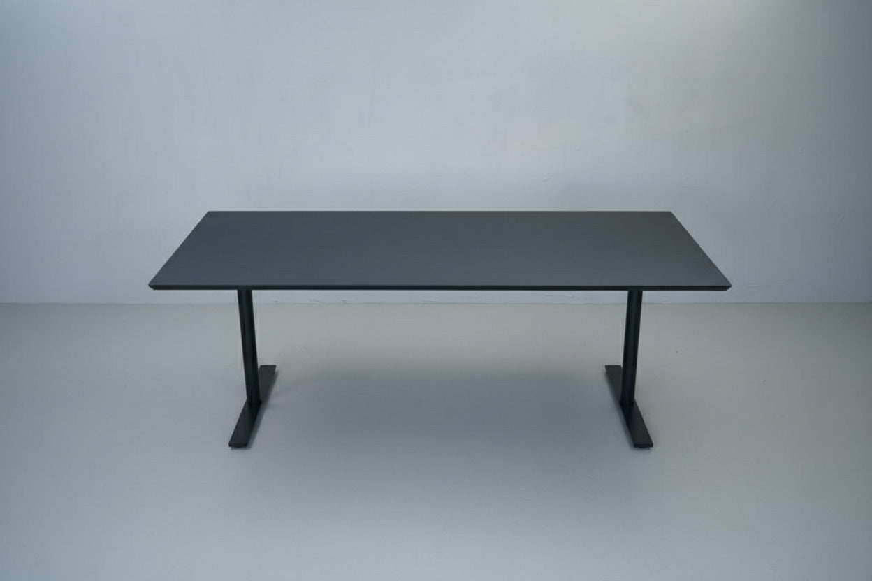 Frontvisning af Dencon konferencebord med sort linoleumsbordplade og stel, 200x100 cm – tidløst og funktionelt design.